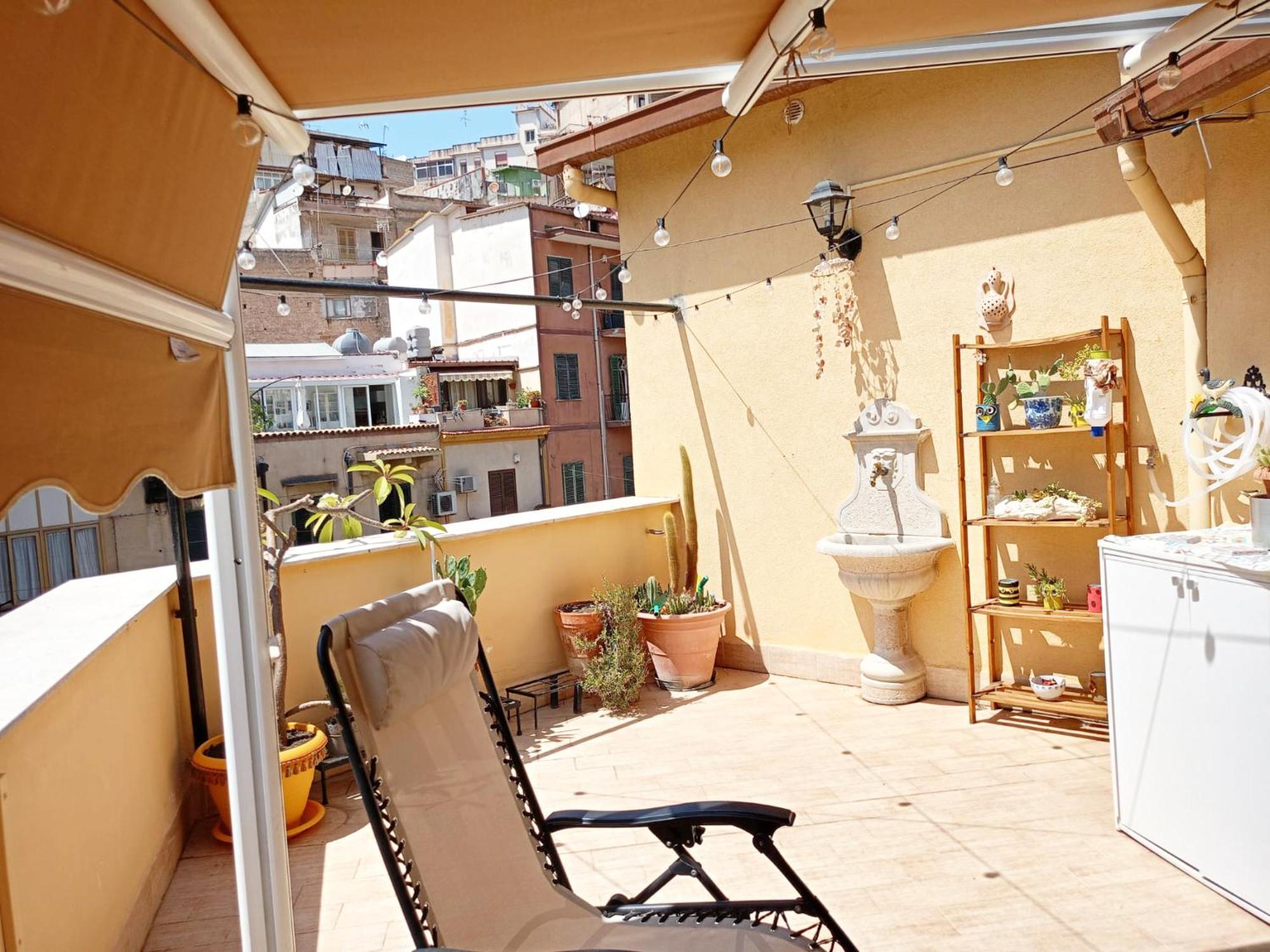 In Piazza Casavacanze Palermo Bagian luar foto